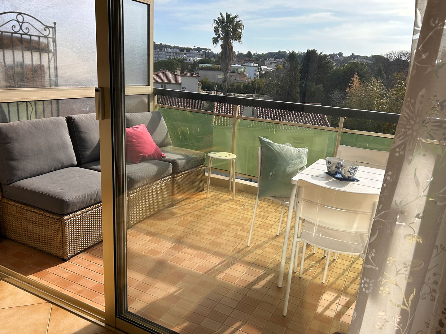 Les Camelias – Bright One-Bedroom Apartment with Terrace and Garage