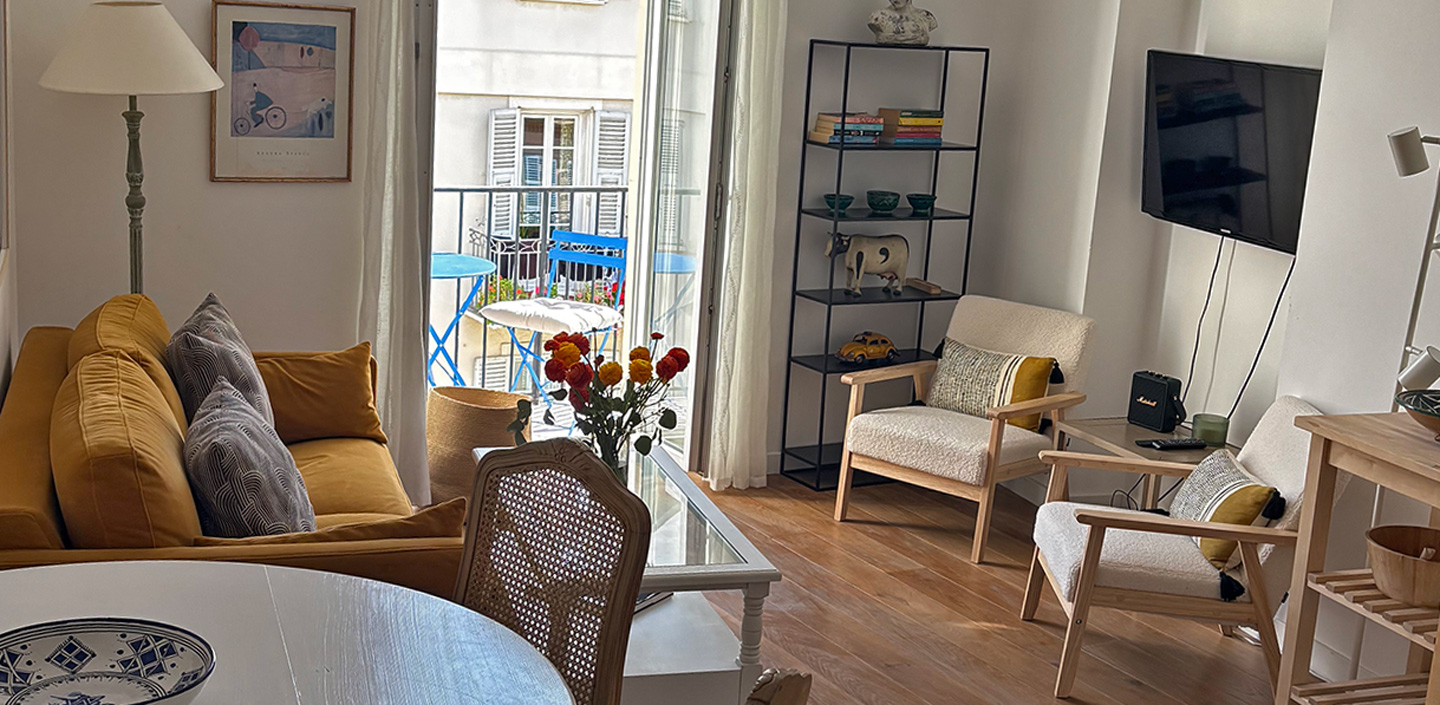 Rue Masséna – Sunny one-bedroom corner apartment with a balcony