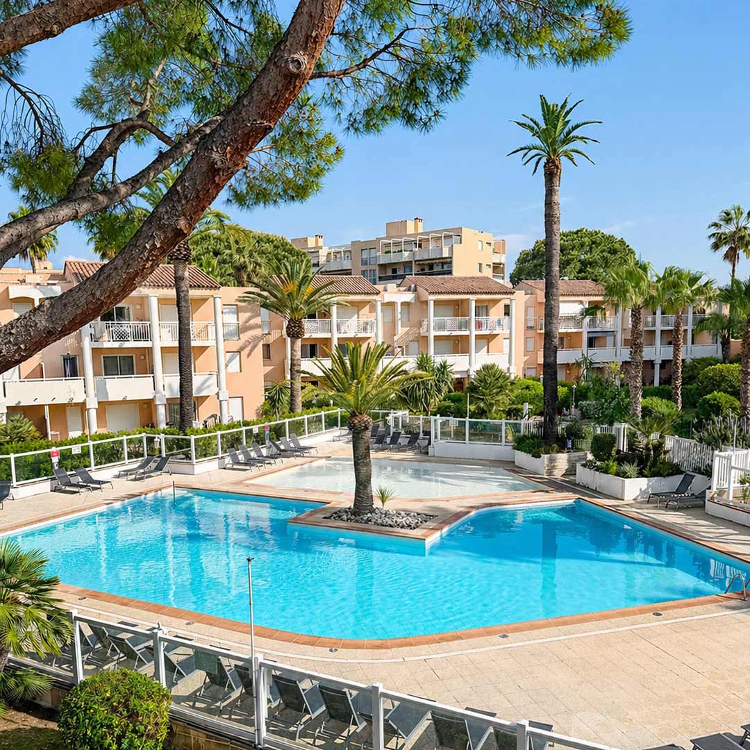 Le Petit Golfe – Bright One-Bedroom Apartment with Terrace, Pool and Garage
