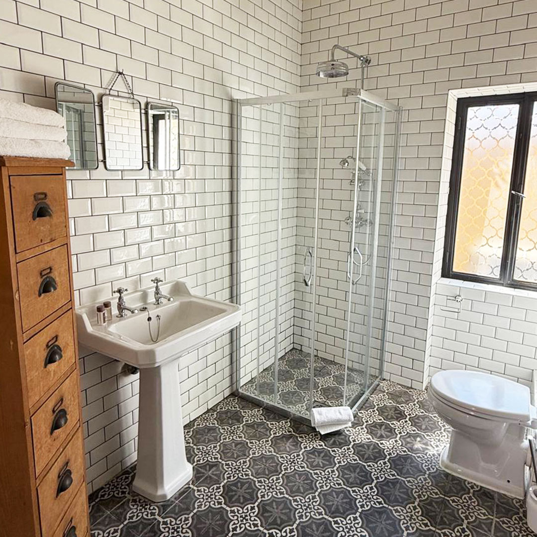 La Petite Ruelle - Featured Bathroom