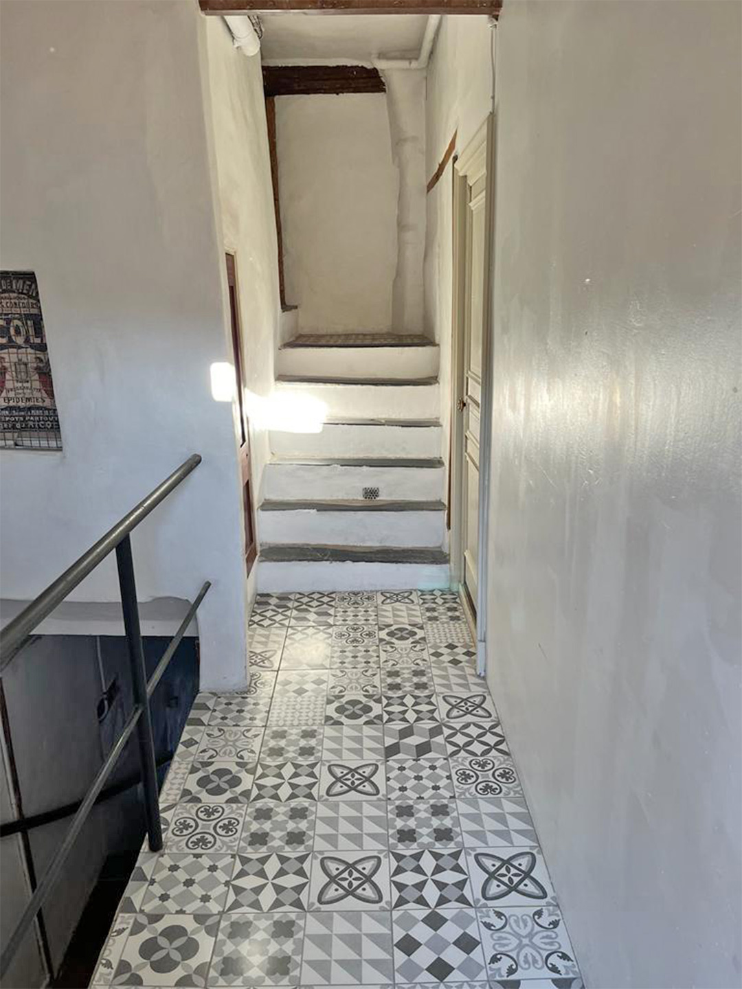 La Petite Ruelle - Stairs Hallway