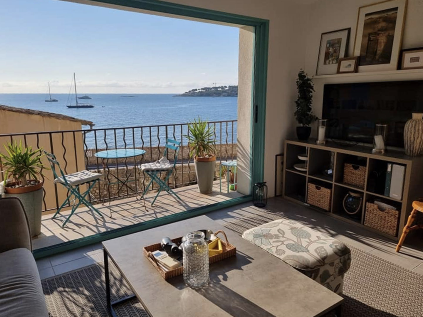 La Vue - Livingroom Balcony