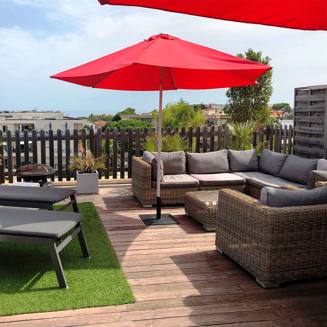 Les Iris – Spacious two bed apt with private roof terrace