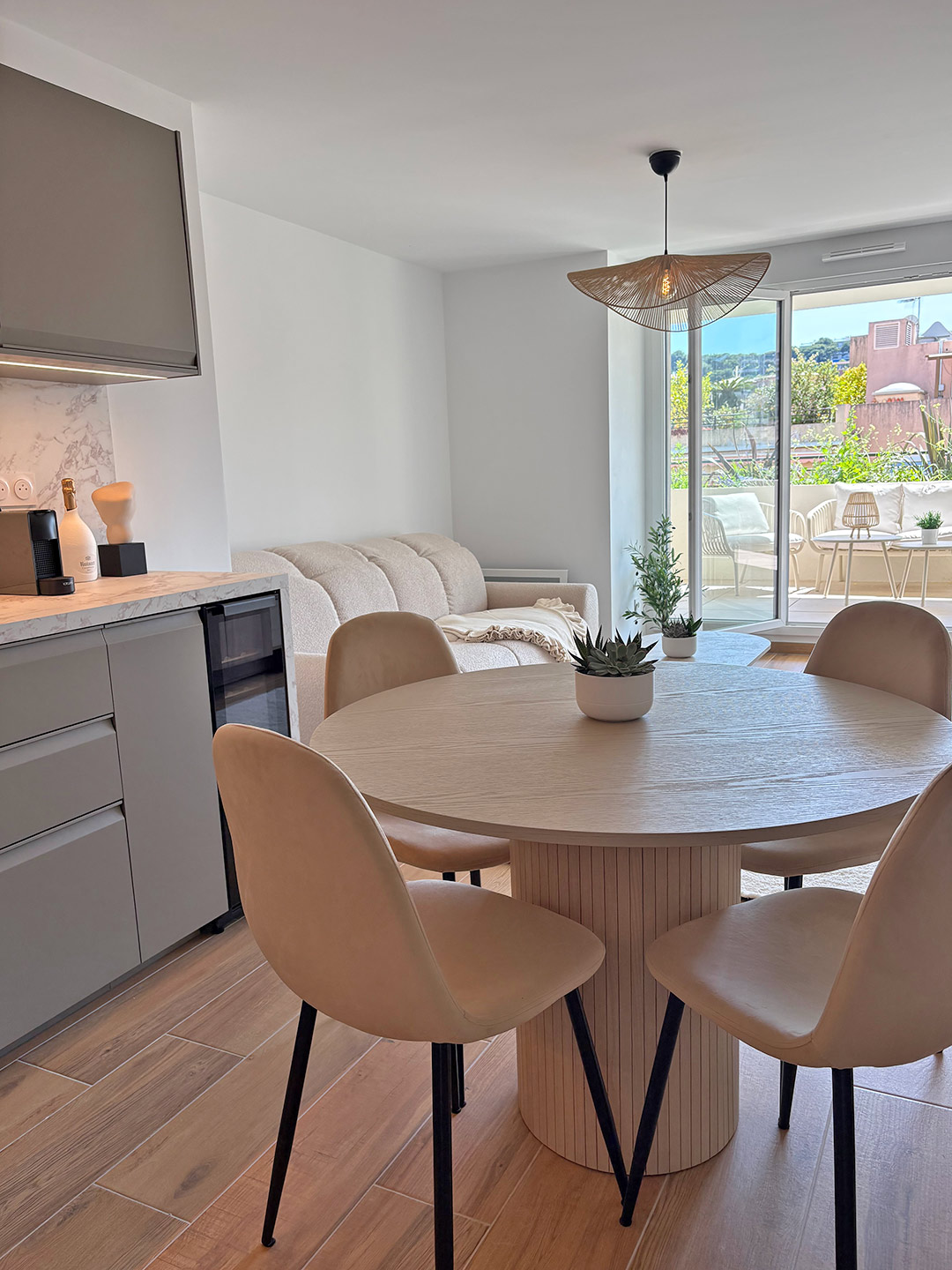 Les Orchidees Dining Area