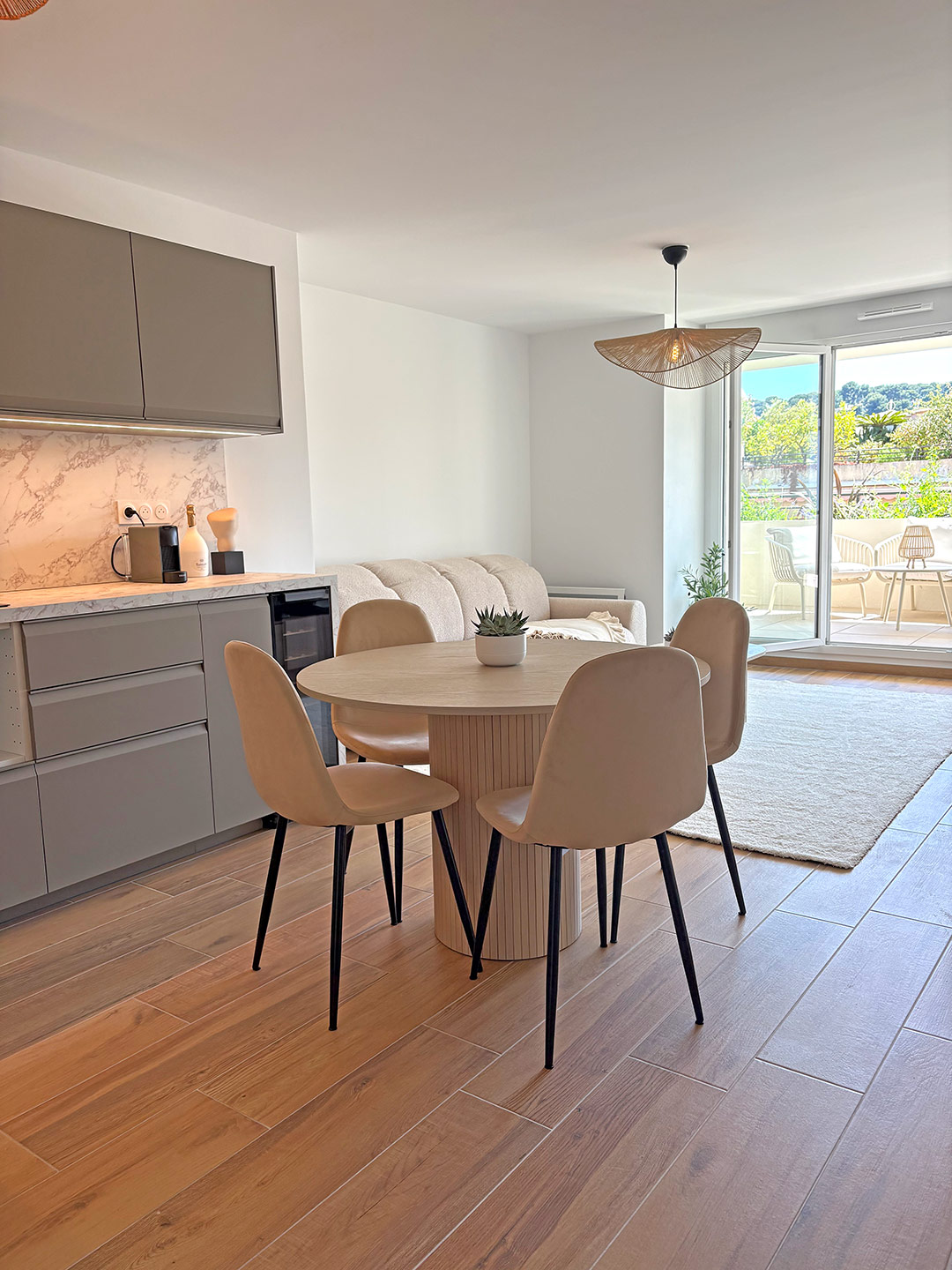 Les Orchidées - Kitchen and Livingroom