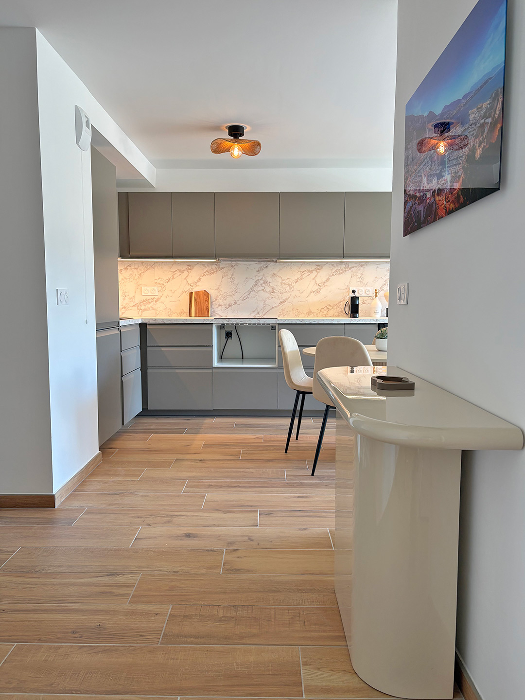 Les Orchidées - Kitchen from hallway