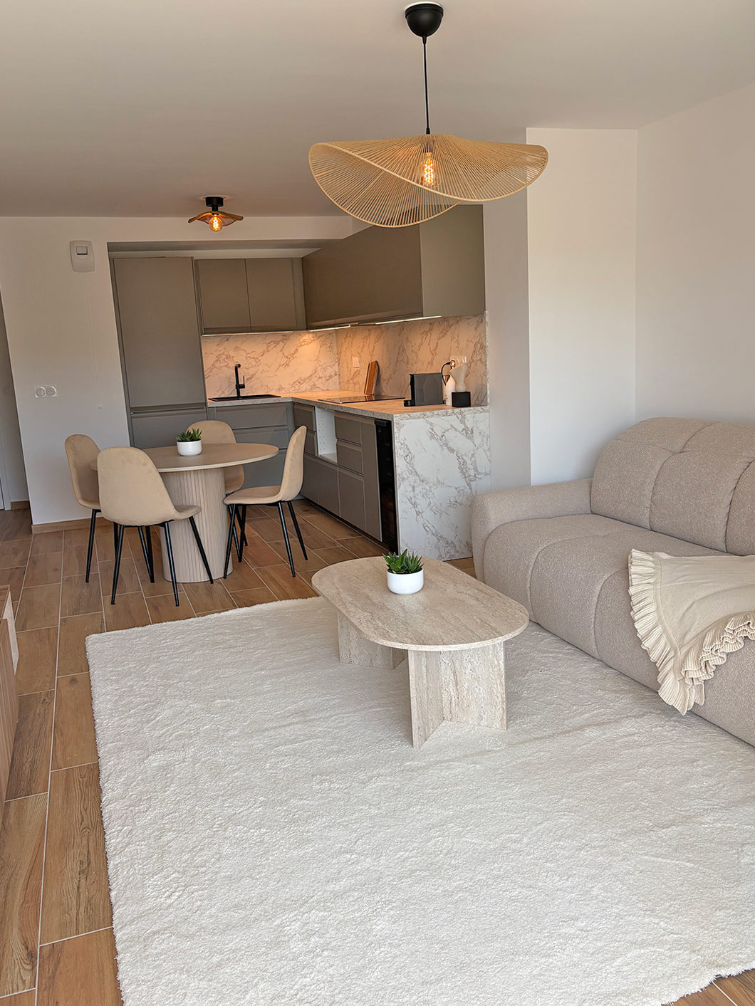 Les Orchidées - Living Room and Kitchen