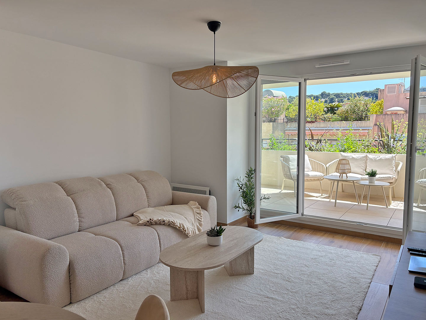 Les Orchidées - Living Room with Terrace