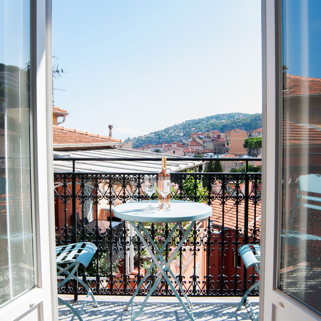Les Trois Balcons – Lovely bright apartment in the Old Town