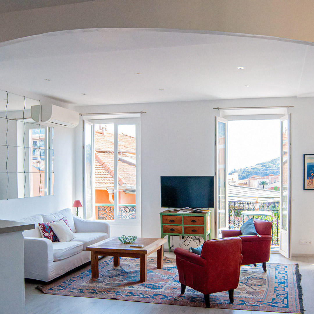 Les Trois Balcons - Featured 1