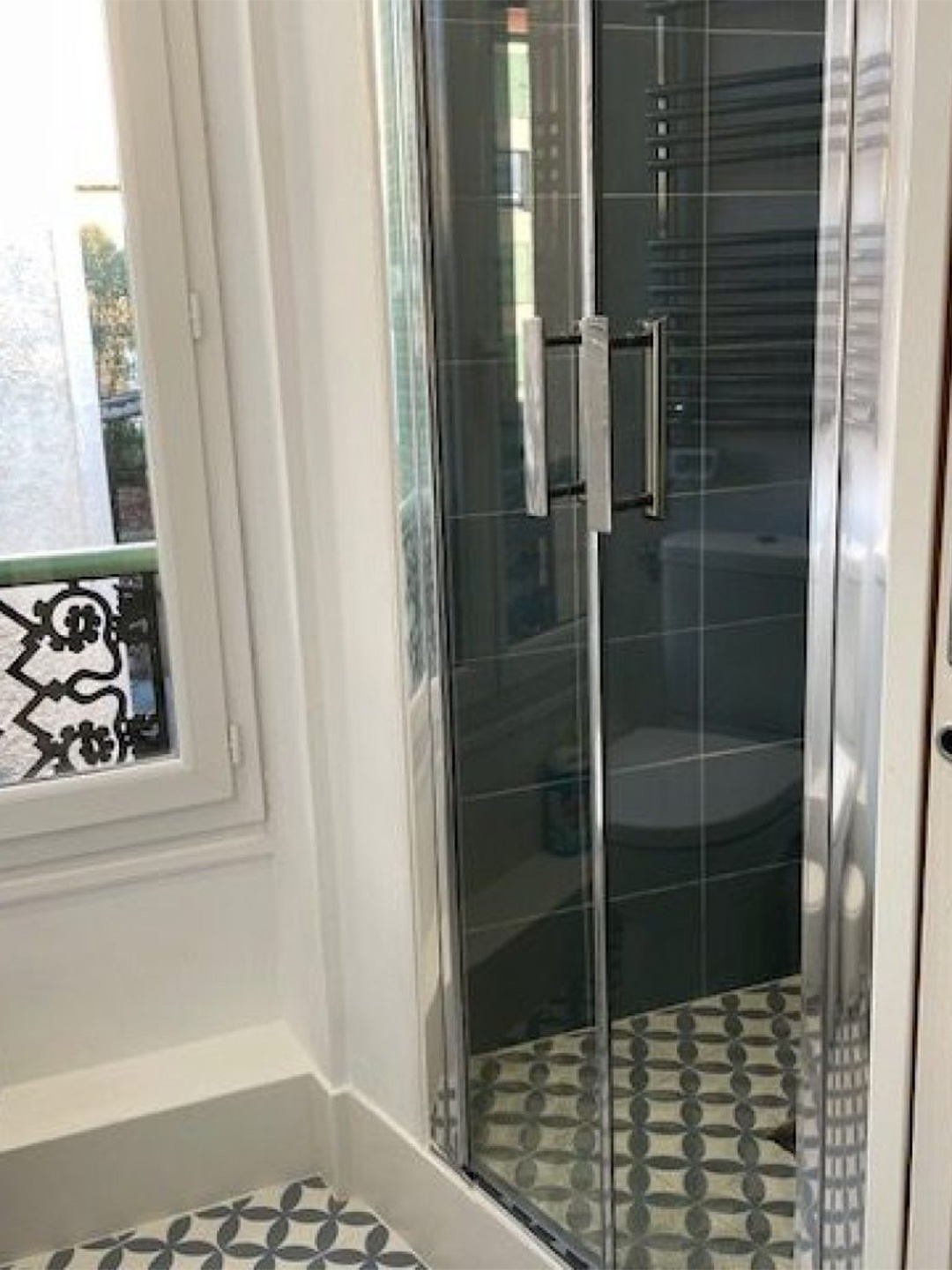 Les Trois Balcons - Shower