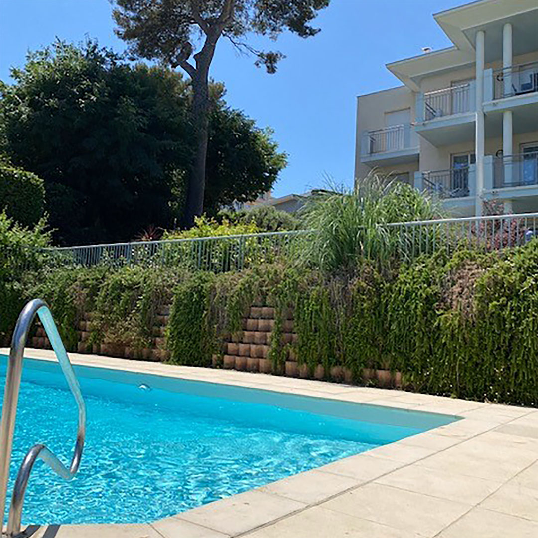 Pieds sur Terre – A bright one-bedroom apartment with a balcony and pool on the property
