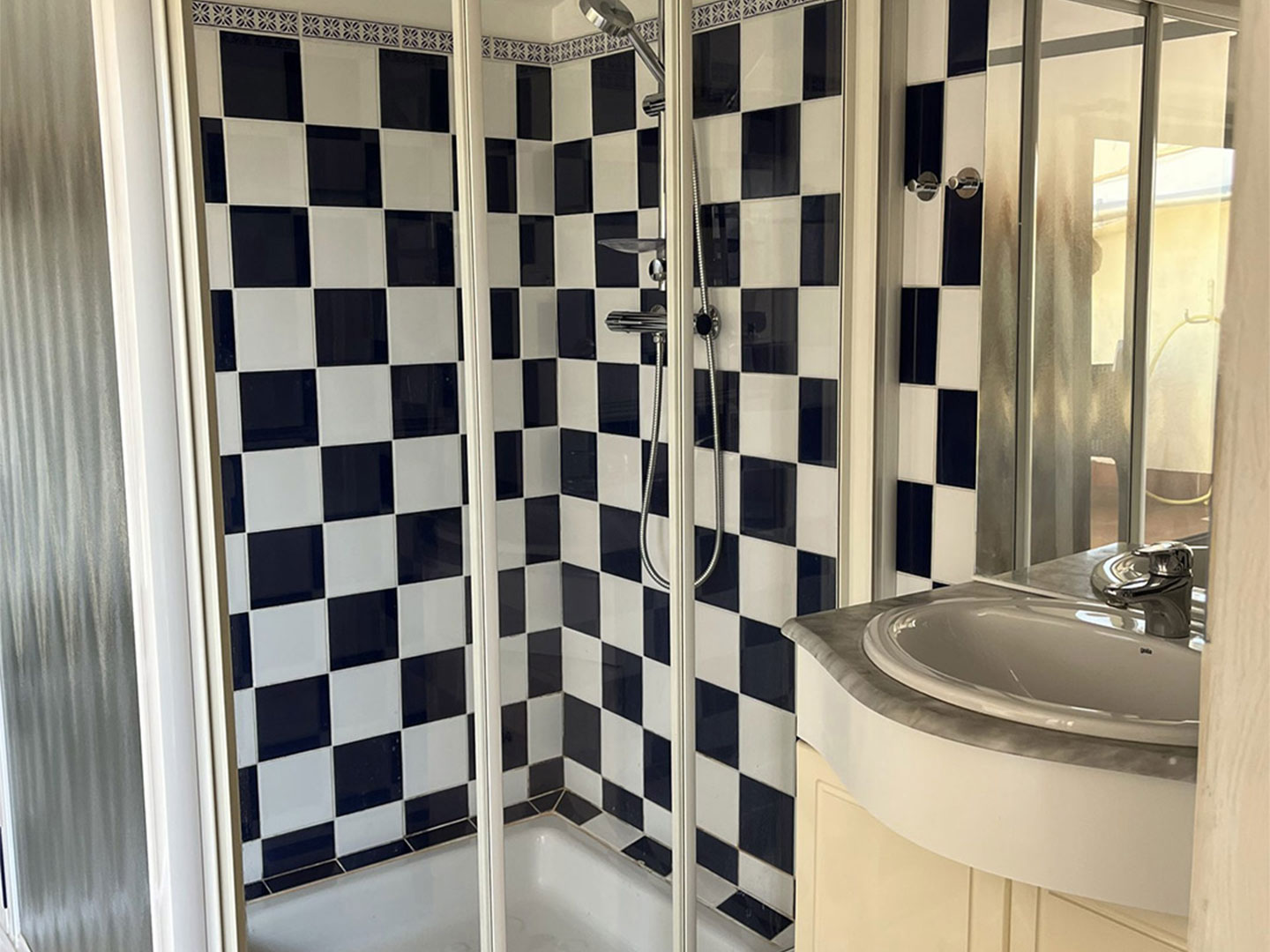 Rue Fourmilliere - Bathroom 1