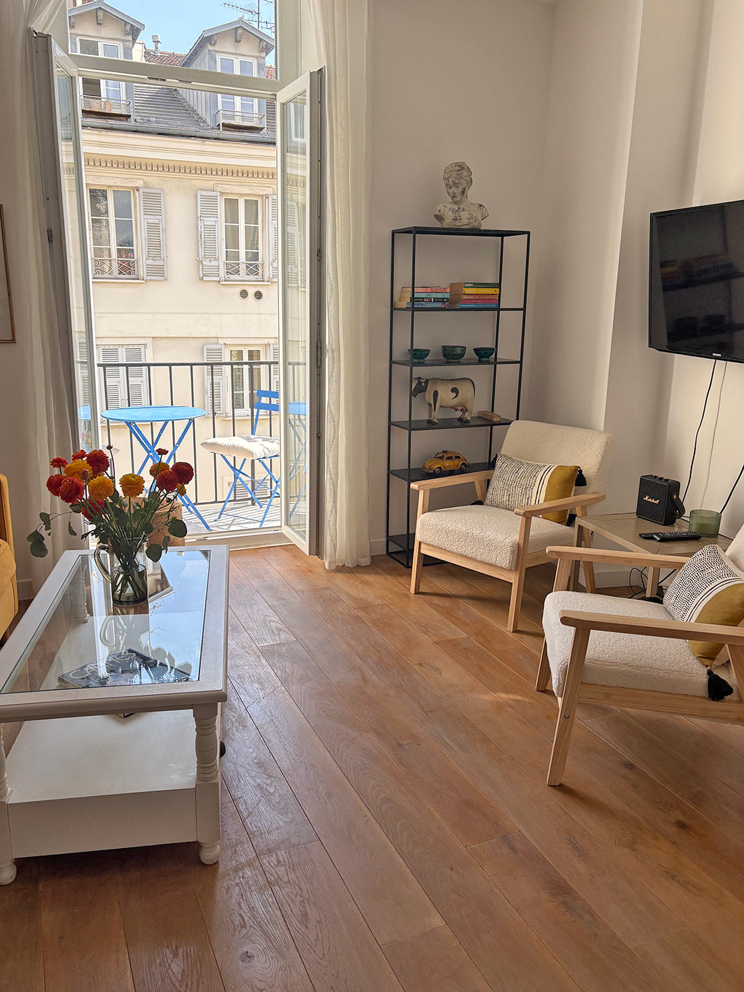 Rue Masséna – Sunny one-bedroom corner apartment with a balcony