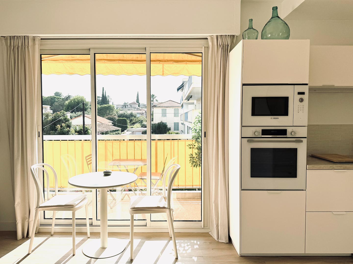 Studio Salis - Dining Table and Kitchen